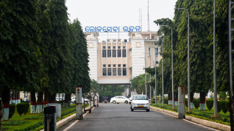 ଅଫିସରେ ସାଢ଼େ ୭ ଘଣ୍ଟା ରହିବା ବାଧ୍ୟତାମୂଳକ