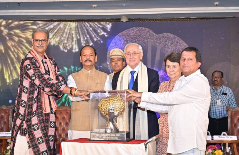 ଏଫ୍‌ଆଇଭିବି ସଭାପତି ଆରି ଗ୍ରାସାଙ୍କୁ ସମ୍ମାନଜନକ କିସ୍‍ ହ୍ୟୁମାନିଟାରିଆନ୍‍ ସମ୍ମାନ