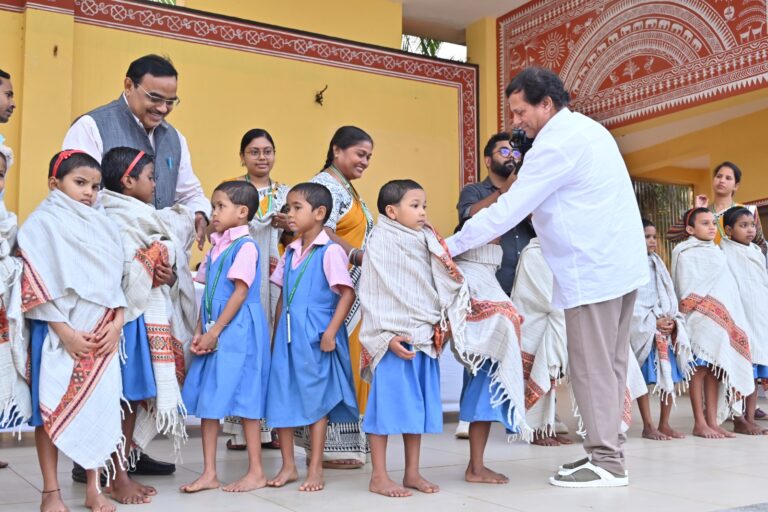 କିସ୍‍ ରେ ୪୦ ହଜାର ଛାତ୍ରଛାତ୍ରୀଙ୍କୁ ଶାଲ୍‍ ଓ ସ୍ୱେଟର ବଣ୍ଟନ