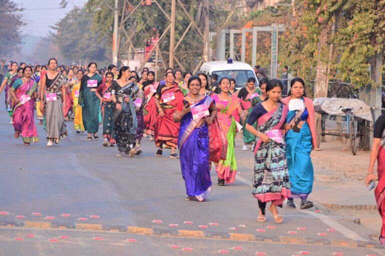 ମିନି ମାରାଥନରେ ଶାଢ଼ି ପିନ୍ଧି ଦୌଡ଼ିଲେ ମହିଳା